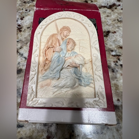 1993 dated Hallmark ornament “He is Risen” plaque of Jesus, Mary and Joseph - Picture 2 of 5